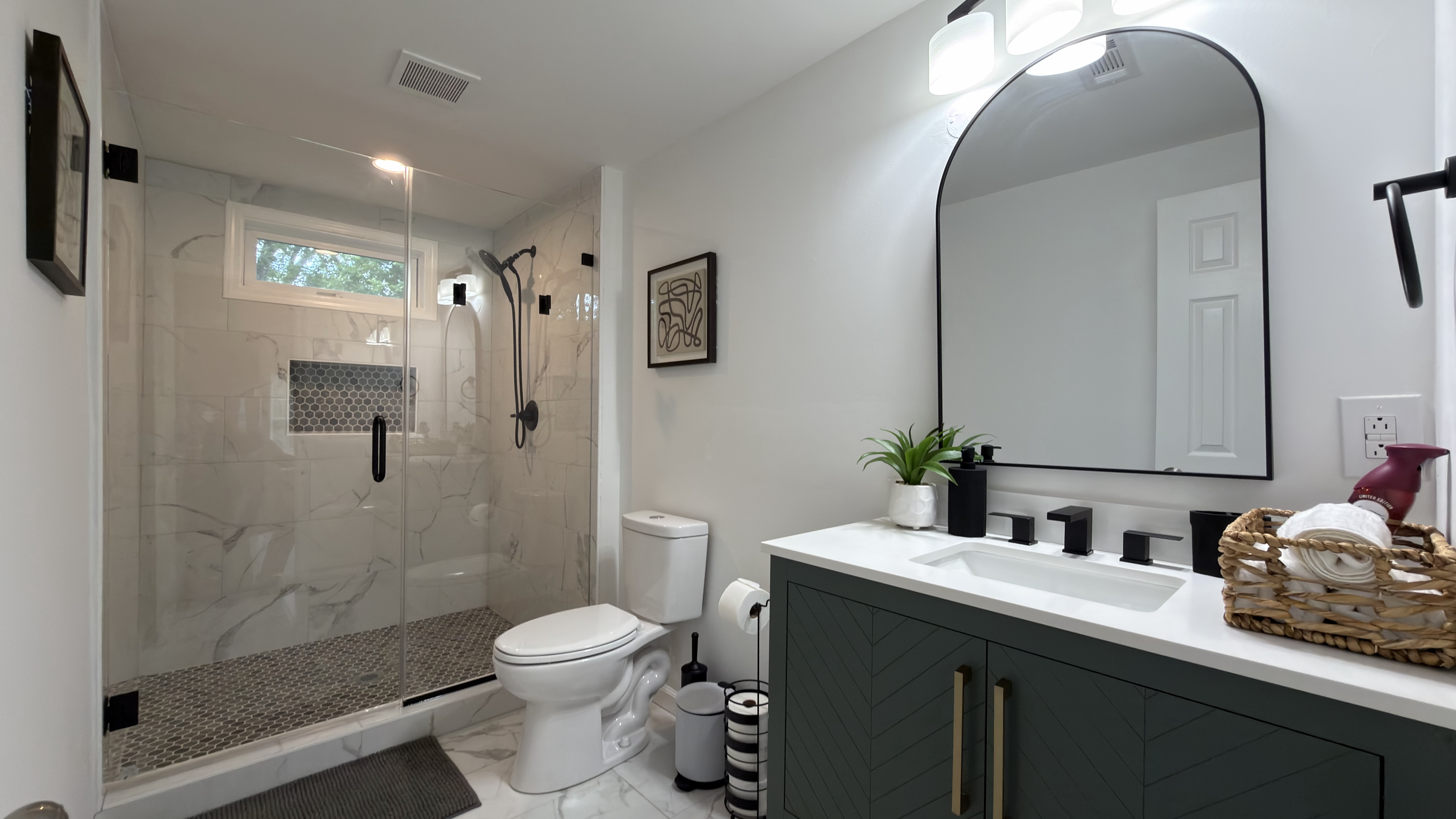 Covington Private Room w/ Shared Bath (D)